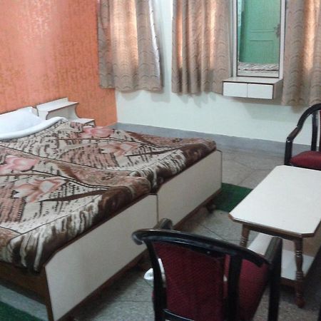 Radiant Ymca Tourist Hostel Varanasi Camera foto