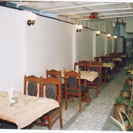 Radiant Ymca Tourist Hostel Varanasi Esterno foto