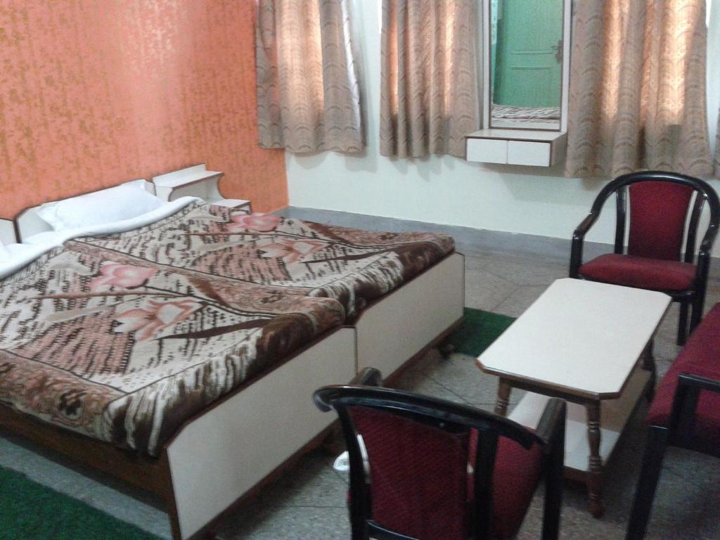 Radiant Ymca Tourist Hostel Varanasi Camera foto