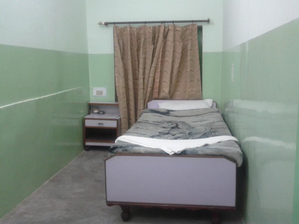 Radiant Ymca Tourist Hostel Varanasi Esterno foto