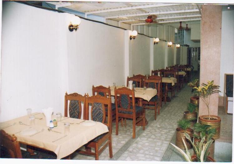 Radiant Ymca Tourist Hostel Varanasi Esterno foto